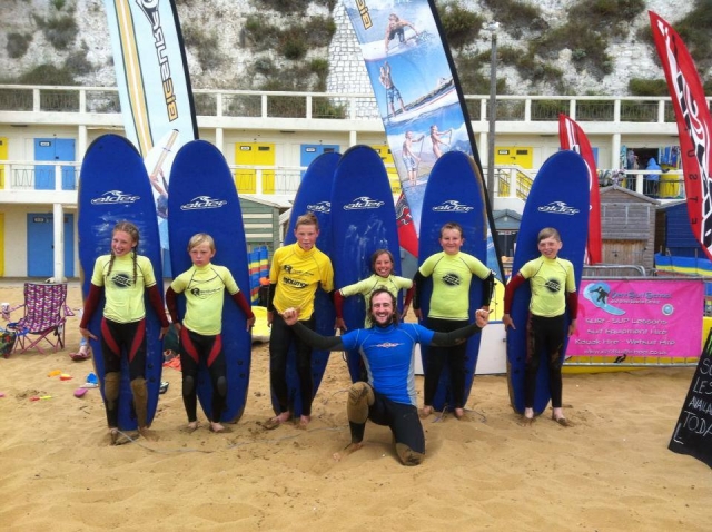  El surf es una gran actividad para los niños 